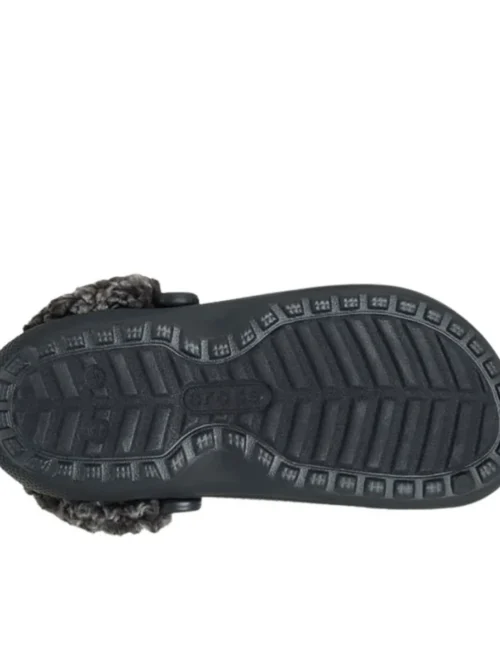 Τα Crocs Classic Fleece Lined Clogs συνδυάζουν την εμβληματική άνεση των Classic Clogs με μια ζεστή και απαλή επένδυση sherpa fleece, αποτελώντας την ιδανική επιλογή για τις πιο κρύες ημέρες.