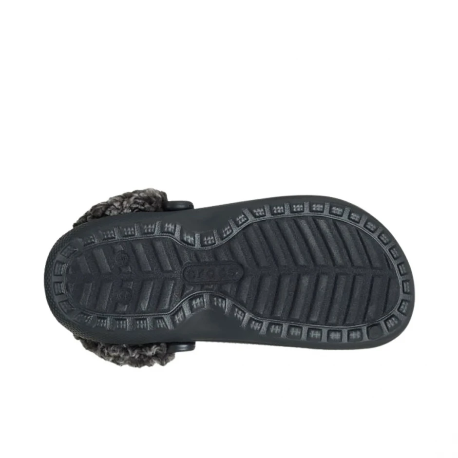 Τα Crocs Classic Fleece Lined Clogs συνδυάζουν την εμβληματική άνεση των Classic Clogs με μια ζεστή και απαλή επένδυση sherpa fleece, αποτελώντας την ιδανική επιλογή για τις πιο κρύες ημέρες.