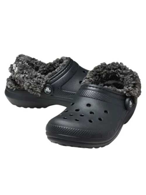 Τα Crocs Classic Fleece Lined Clogs συνδυάζουν την εμβληματική άνεση των Classic Clogs με μια ζεστή και απαλή επένδυση sherpa fleece, αποτελώντας την ιδανική επιλογή για τις πιο κρύες ημέρες.