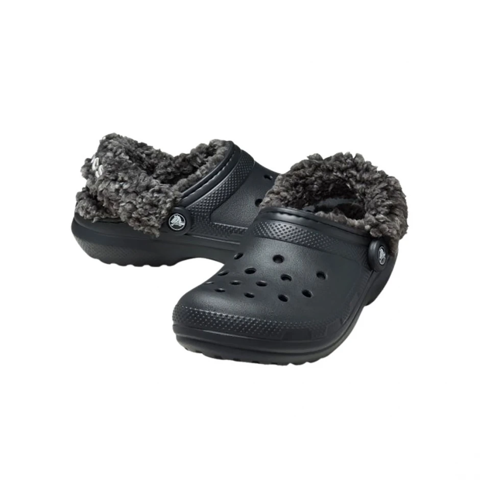 Τα Crocs Classic Fleece Lined Clogs συνδυάζουν την εμβληματική άνεση των Classic Clogs με μια ζεστή και απαλή επένδυση sherpa fleece, αποτελώντας την ιδανική επιλογή για τις πιο κρύες ημέρες.