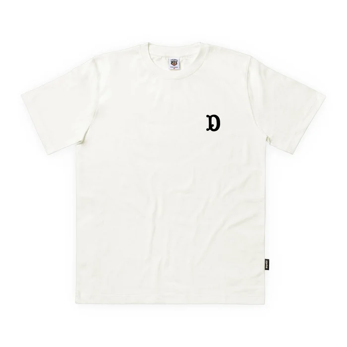 10092329big-dclassic-t-shirt-premiumoff-whitefrontjpg-23908 Premium ανδρικό κοντομάνικο T-shirt The Dudes Big D σε off-white χρώμα, με χαρακτηριστικό artwork Big D του καλλιτέχνη McBess.