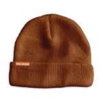 Ζεστό και ξεχωριστό σκουφάκι Nut Warmer Beanie σε μπορντό χρώμα, με το χαρακτηριστικό Dudes logo και το ιδιαίτερο artwork Vermillon Nut Warmer, σχεδιασμένο από τον καλλιτέχνη McBess.