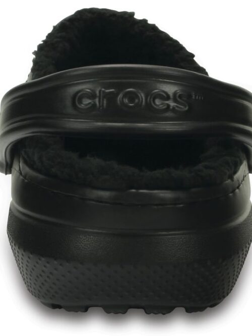 Η αγαπημένη άνεση των Crocs Classic Clog αποκτά μια πιο ζεστή εκδοχή, ιδανική για όλη τη χειμερινή σεζόν. Τα Classic Lined Clog διαθέτουν μαλακό, χνουδωτό εσωτερικό που προσφέρει επιπλέον ζεστασιά και άνεση, είτε βρίσκεστε στο σπίτι είτε σε εξωτερικούς χώρους.