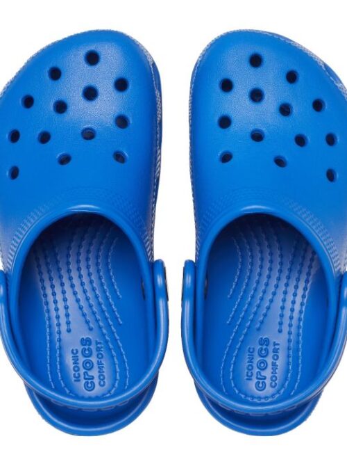 Το αυθεντικό Classic Clog της Crocs συνδυάζει εμβληματικό στιλ, ευελιξία και άνεση σε ένα σχέδιο που αγαπούν μικροί και μεγάλοι. Εύκολο στο φόρεμα και την αφαίρεση, αποτελεί την ιδανική επιλογή για την καθημερινότητα και όλες τις δραστηριότητες των παιδιών.