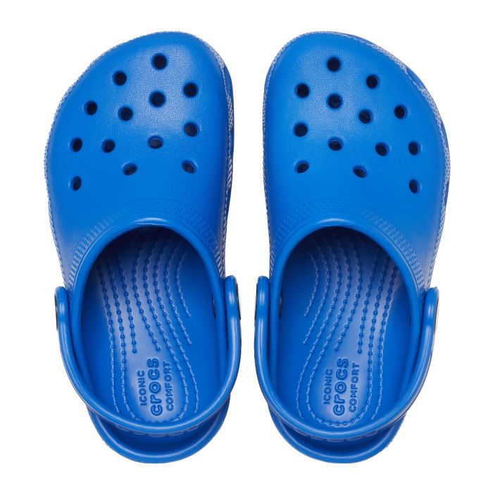 Το αυθεντικό Classic Clog της Crocs συνδυάζει εμβληματικό στιλ, ευελιξία και άνεση σε ένα σχέδιο που αγαπούν μικροί και μεγάλοι. Εύκολο στο φόρεμα και την αφαίρεση, αποτελεί την ιδανική επιλογή για την καθημερινότητα και όλες τις δραστηριότητες των παιδιών.
