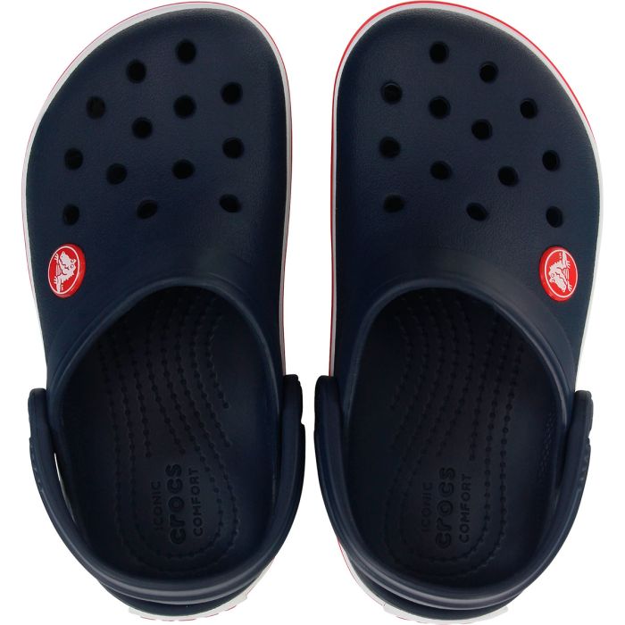 Τα Crocband Clog K – Navy/Red συνδυάζουν την εμβληματική άνεση των Crocs με μια αθλητική και δυναμική εμφάνιση, αποτελώντας ιδανική επιλογή για δραστήρια παιδιά.