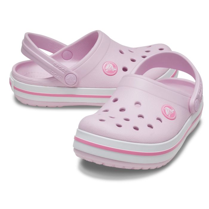 Το αυθεντικό Crocband Clog επιστρέφει σε μια παιδική εκδοχή που συνδυάζει ευελιξία, άνεση και αθλητικό στιλ. Εύκολο στο φόρεμα και την αφαίρεση, αποτελεί μια πρακτική επιλογή για την καθημερινότητα των παιδιών, από τις πρώτες τους δραστηριότητες μέχρι τις πιο έντονες περιπέτειες.
