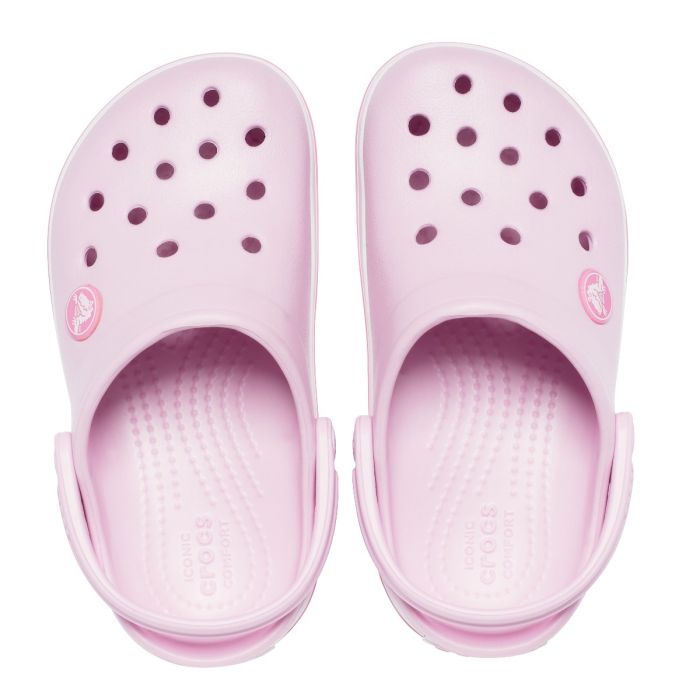 Το αυθεντικό Crocband Clog επιστρέφει σε μια παιδική εκδοχή που συνδυάζει ευελιξία, άνεση και αθλητικό στιλ. Εύκολο στο φόρεμα και την αφαίρεση, αποτελεί μια πρακτική επιλογή για την καθημερινότητα των παιδιών, από τις πρώτες τους δραστηριότητες μέχρι τις πιο έντονες περιπέτειες.