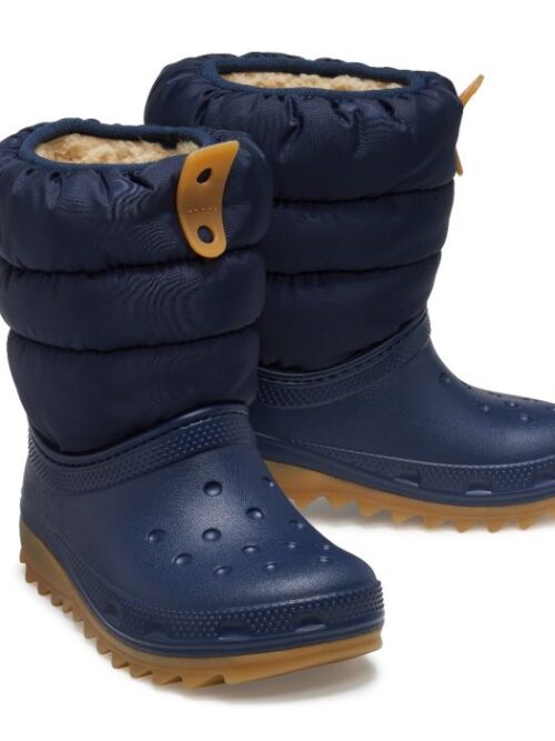 Οι Classic Neo Puff Boot είναι οι ιδανικές παιδικές μπότες για τις κρύες ημέρες του χειμώνα. Συνδυάζουν ζεστασιά, άνεση και ελαφριά κατασκευή, προσφέροντας στα μικρά ποδαράκια προστασία και άνεση σε κάθε χειμερινή δραστηριότητα.