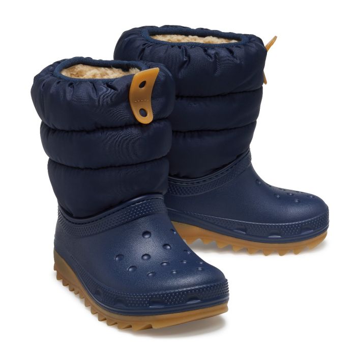 Οι Classic Neo Puff Boot είναι οι ιδανικές παιδικές μπότες για τις κρύες ημέρες του χειμώνα. Συνδυάζουν ζεστασιά, άνεση και ελαφριά κατασκευή, προσφέροντας στα μικρά ποδαράκια προστασία και άνεση σε κάθε χειμερινή δραστηριότητα.