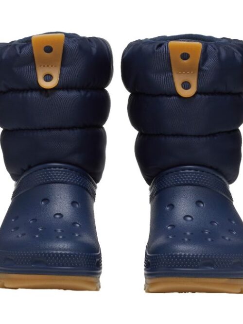 Οι Classic Neo Puff Boot είναι οι ιδανικές παιδικές μπότες για τις κρύες ημέρες του χειμώνα. Συνδυάζουν ζεστασιά, άνεση και ελαφριά κατασκευή, προσφέροντας στα μικρά ποδαράκια προστασία και άνεση σε κάθε χειμερινή δραστηριότητα.
