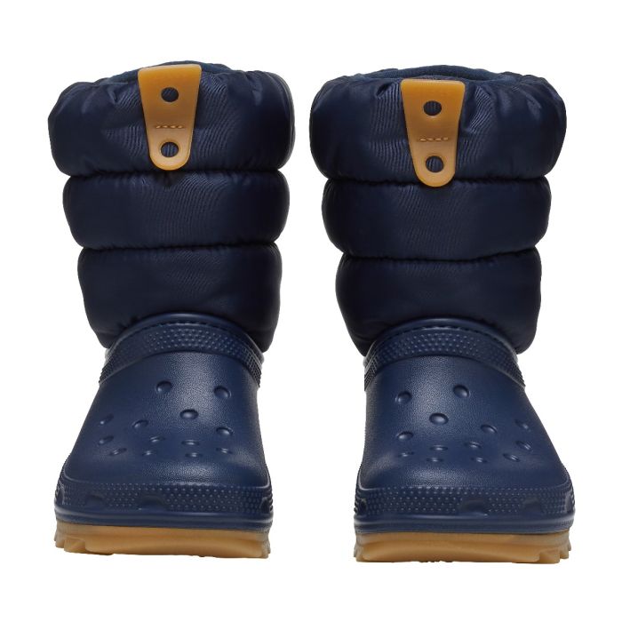 Οι Classic Neo Puff Boot είναι οι ιδανικές παιδικές μπότες για τις κρύες ημέρες του χειμώνα. Συνδυάζουν ζεστασιά, άνεση και ελαφριά κατασκευή, προσφέροντας στα μικρά ποδαράκια προστασία και άνεση σε κάθε χειμερινή δραστηριότητα.