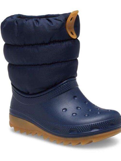 Οι Classic Neo Puff Boot είναι οι ιδανικές παιδικές μπότες για τις κρύες ημέρες του χειμώνα. Συνδυάζουν ζεστασιά, άνεση και ελαφριά κατασκευή, προσφέροντας στα μικρά ποδαράκια προστασία και άνεση σε κάθε χειμερινή δραστηριότητα.