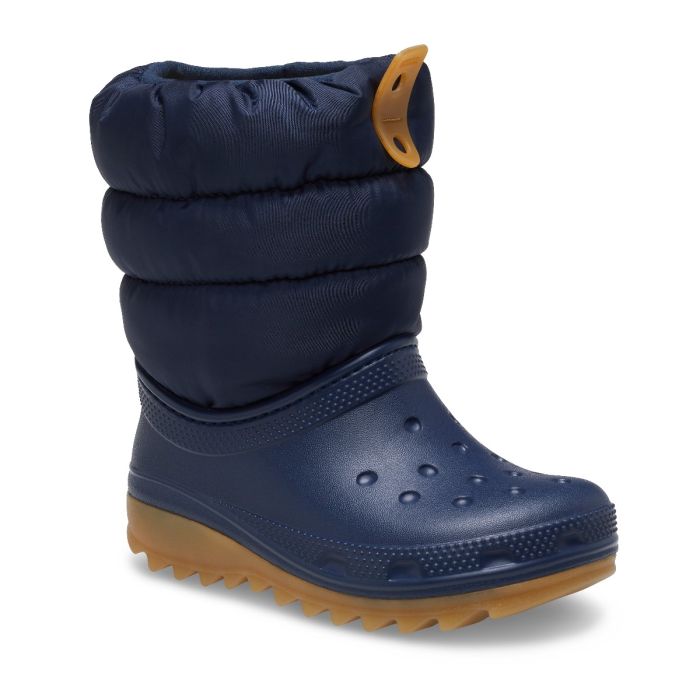 Οι Classic Neo Puff Boot είναι οι ιδανικές παιδικές μπότες για τις κρύες ημέρες του χειμώνα. Συνδυάζουν ζεστασιά, άνεση και ελαφριά κατασκευή, προσφέροντας στα μικρά ποδαράκια προστασία και άνεση σε κάθε χειμερινή δραστηριότητα.
