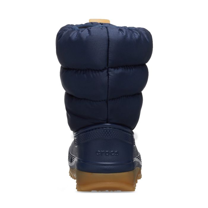 Οι Classic Neo Puff Boot είναι οι ιδανικές παιδικές μπότες για τις κρύες ημέρες του χειμώνα. Συνδυάζουν ζεστασιά, άνεση και ελαφριά κατασκευή, προσφέροντας στα μικρά ποδαράκια προστασία και άνεση σε κάθε χειμερινή δραστηριότητα.