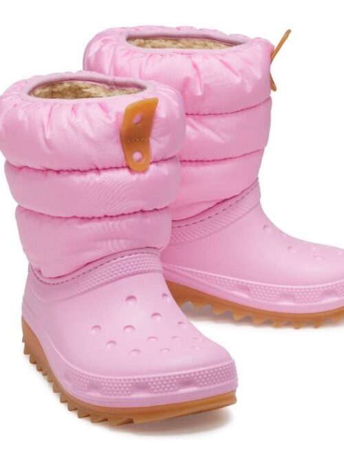 Οι Classic Neo Puff Boot είναι οι ιδανικές παιδικές μπότες για τις κρύες ημέρες του χειμώνα, συνδυάζοντας ζεστασιά, άνεση και εξαιρετικά ελαφριά κατασκευή.