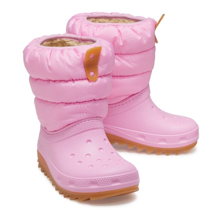 Οι Classic Neo Puff Boot είναι οι ιδανικές παιδικές μπότες για τις κρύες ημέρες του χειμώνα, συνδυάζοντας ζεστασιά, άνεση και εξαιρετικά ελαφριά κατασκευή.