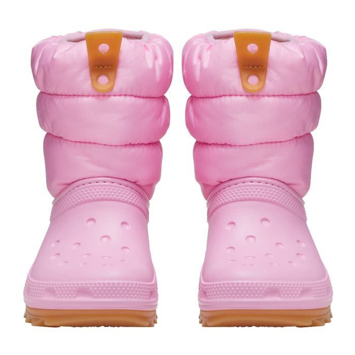 Οι Classic Neo Puff Boot είναι οι ιδανικές παιδικές μπότες για τις κρύες ημέρες του χειμώνα, συνδυάζοντας ζεστασιά, άνεση και εξαιρετικά ελαφριά κατασκευή.