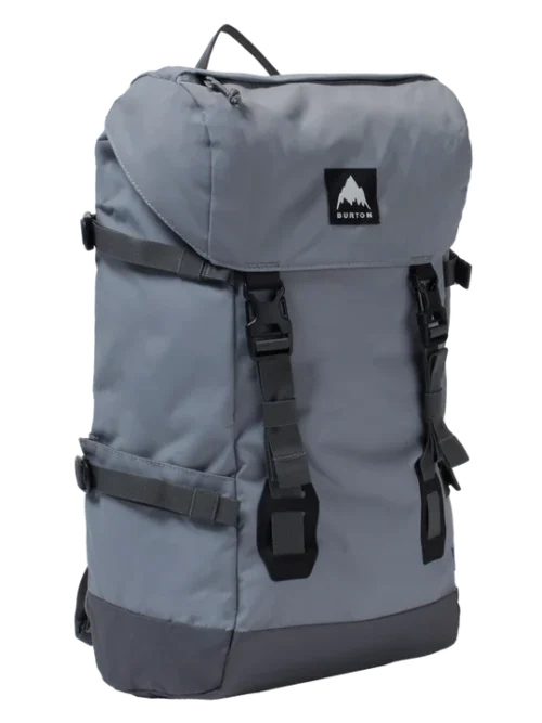Το Burton Tinder 2.0 30L Backpack συνδυάζει την κλασική αισθητική ενός σακιδίου τύπου rucksack με σύγχρονες λύσεις αποθήκευσης και οργάνωσης ηλεκτρονικών συσκευών. Ο διαχρονικός σχεδιασμός του και το κύριο άνοιγμα με κορδόνι σύσφιξης προσφέρουν εύκολη πρόσβαση στο περιεχόμενο και πρακτικότητα στην καθημερινή χρήση.
