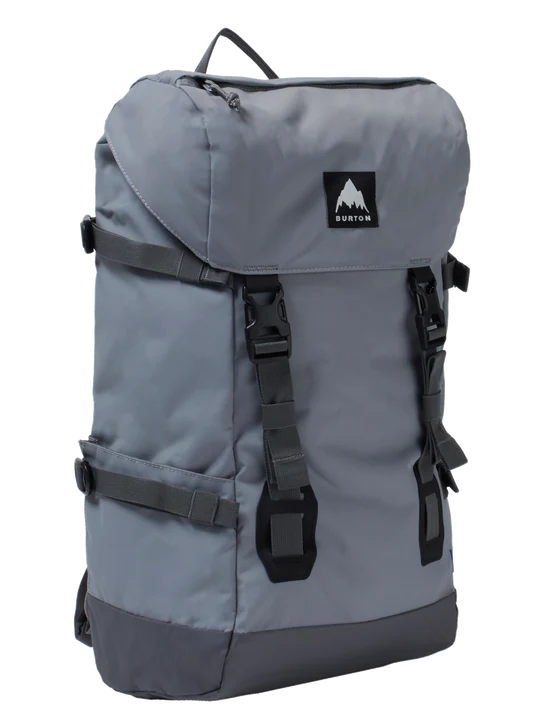Το Burton Tinder 2.0 30L Backpack συνδυάζει την κλασική αισθητική ενός σακιδίου τύπου rucksack με σύγχρονες λύσεις αποθήκευσης και οργάνωσης ηλεκτρονικών συσκευών. Ο διαχρονικός σχεδιασμός του και το κύριο άνοιγμα με κορδόνι σύσφιξης προσφέρουν εύκολη πρόσβαση στο περιεχόμενο και πρακτικότητα στην καθημερινή χρήση.