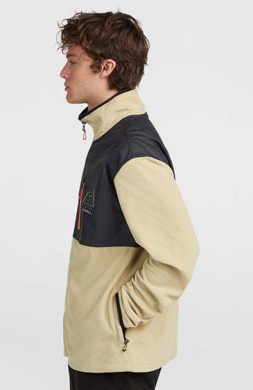 Το FWC'Peak Polartec® Full-Zip Hyperfleece είναι ένα άνετο και λειτουργικό ανδρικό fleece με χαλαρή γραμμή (loose fit), σχεδιασμένο για υψηλές επιδόσεις τόσο στις πίστες όσο και στις καθημερινές δραστηριότητες εκτός βουνού.