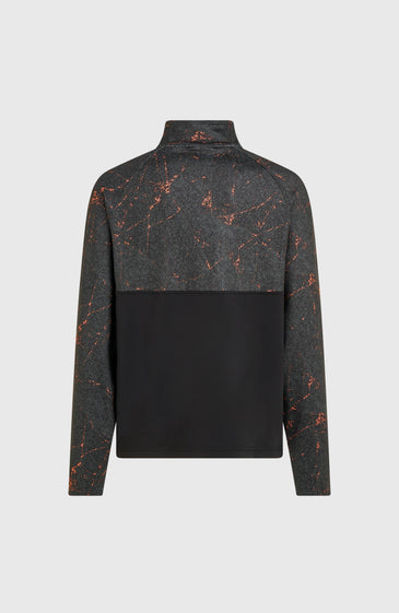 Το FWC'Cruz Printed Half-Zip Fleece είναι σχεδιασμένο για άνεση και ελευθερία κινήσεων καθ’ όλη τη διάρκεια της ημέρας. Διαθέτει κανονική γραμμή (Regular Fit) και είναι κατασκευασμένο από jersey fleece με βουρτσισμένη εσωτερική επιφάνεια, προσφέροντας απαλή αίσθηση και άνετη εφαρμογή.