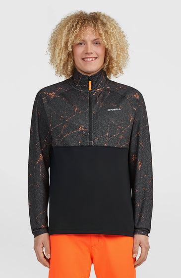 Το FWC'Cruz Printed Half-Zip Fleece είναι σχεδιασμένο για άνεση και ελευθερία κινήσεων καθ’ όλη τη διάρκεια της ημέρας. Διαθέτει κανονική γραμμή (Regular Fit) και είναι κατασκευασμένο από jersey fleece με βουρτσισμένη εσωτερική επιφάνεια, προσφέροντας απαλή αίσθηση και άνετη εφαρμογή.