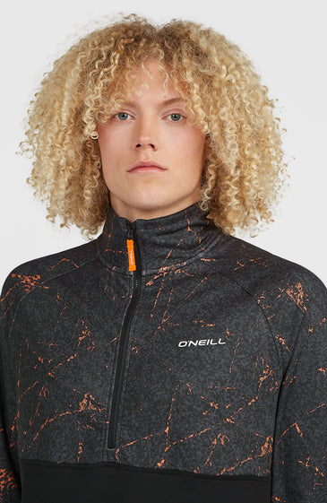 Το FWC'Cruz Printed Half-Zip Fleece είναι σχεδιασμένο για άνεση και ελευθερία κινήσεων καθ’ όλη τη διάρκεια της ημέρας. Διαθέτει κανονική γραμμή (Regular Fit) και είναι κατασκευασμένο από jersey fleece με βουρτσισμένη εσωτερική επιφάνεια, προσφέροντας απαλή αίσθηση και άνετη εφαρμογή.