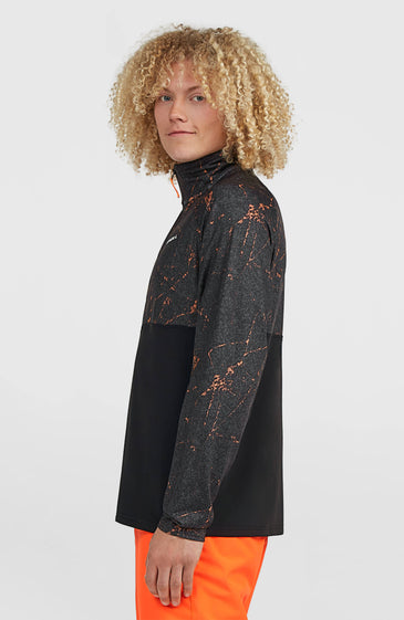 Το FWC'Cruz Printed Half-Zip Fleece είναι σχεδιασμένο για άνεση και ελευθερία κινήσεων καθ’ όλη τη διάρκεια της ημέρας. Διαθέτει κανονική γραμμή (Regular Fit) και είναι κατασκευασμένο από jersey fleece με βουρτσισμένη εσωτερική επιφάνεια, προσφέροντας απαλή αίσθηση και άνετη εφαρμογή.