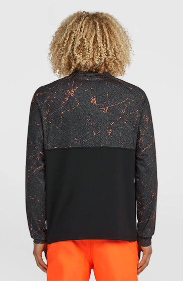 Το FWC'Cruz Printed Half-Zip Fleece είναι σχεδιασμένο για άνεση και ελευθερία κινήσεων καθ’ όλη τη διάρκεια της ημέρας. Διαθέτει κανονική γραμμή (Regular Fit) και είναι κατασκευασμένο από jersey fleece με βουρτσισμένη εσωτερική επιφάνεια, προσφέροντας απαλή αίσθηση και άνετη εφαρμογή.