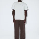 Το Trooper Tee της DR. DENIM συνδυάζει την αυθεντική αισθητική των '90s με τον σύγχρονο streetwear χαρακτήρα.