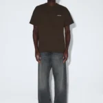 Το Trooper Tee της DR. DENIM συνδυάζει την αυθεντική αισθητική των '90s με τον σύγχρονο streetwear χαρακτήρα.