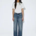 Το Nika Mid Straight Jeans της DR. DENIM συνδυάζει τη διαχρονική denim αισθητική με την άνεση και την απλότητα.
