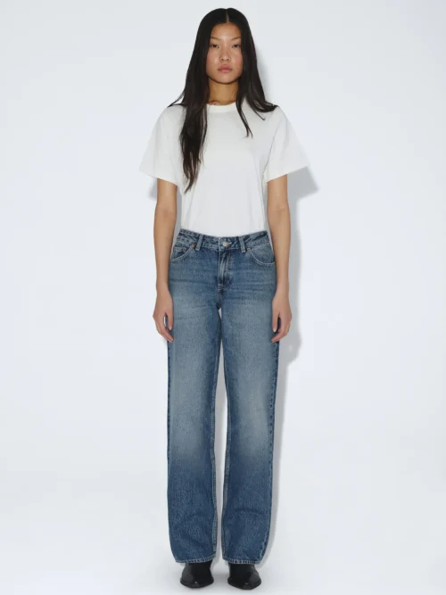 Το Nika Mid Straight Jeans της DR. DENIM συνδυάζει τη διαχρονική denim αισθητική με την άνεση και την απλότητα.