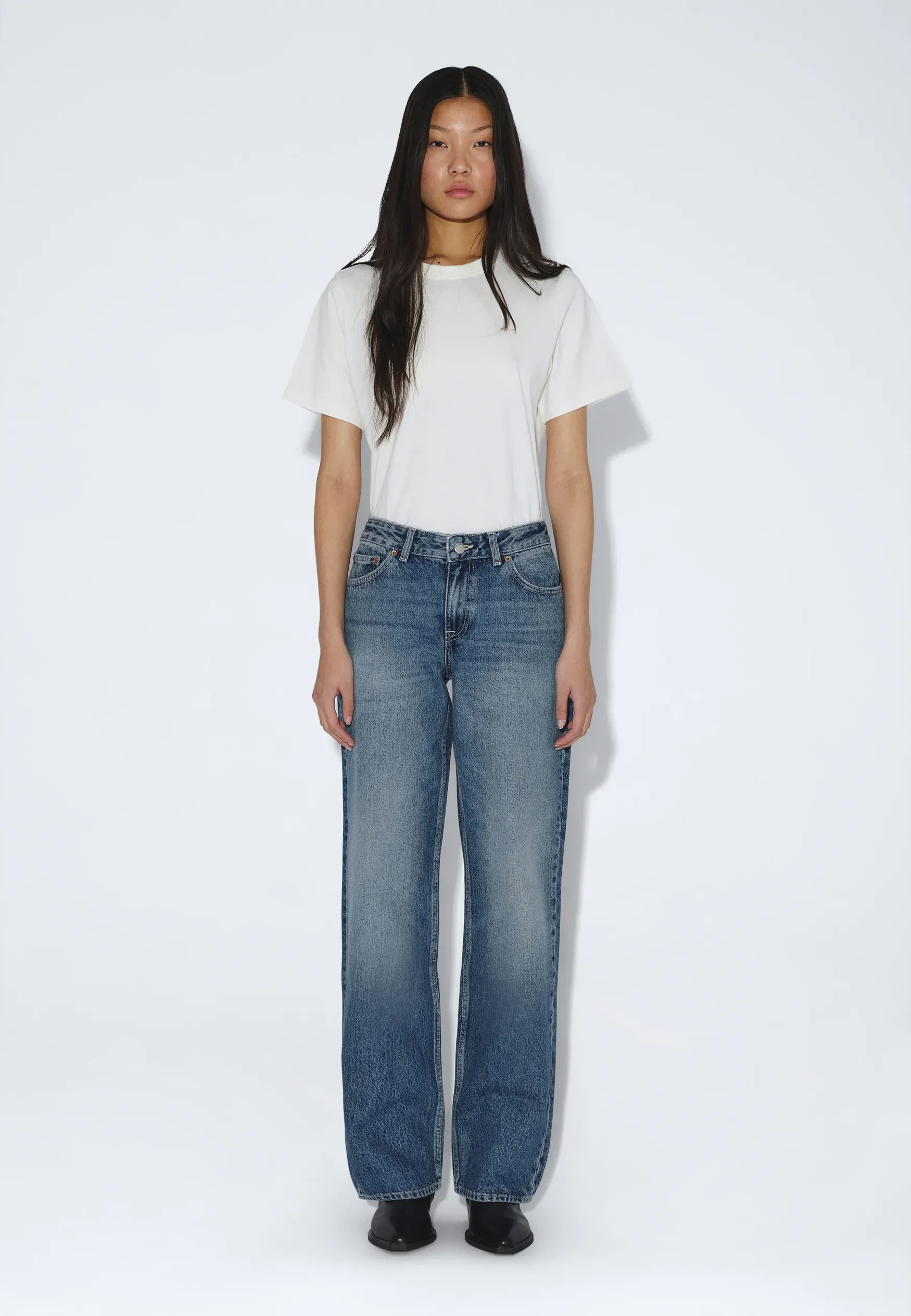Το Nika Mid Straight Jeans της DR. DENIM συνδυάζει τη διαχρονική denim αισθητική με την άνεση και την απλότητα.