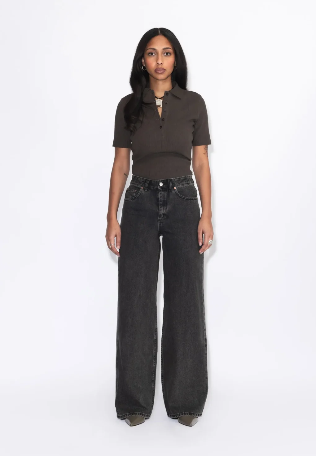 Το Rhue High Wide Jeans της DR. DENIM συνδυάζει τη διαχρονική denim αισθητική με μια σύγχρονη, χαλαρή σιλουέτα. Η