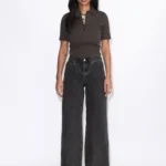 Το Rhue High Wide Jeans της DR. DENIM συνδυάζει τη διαχρονική denim αισθητική με μια σύγχρονη, χαλαρή σιλουέτα. Η