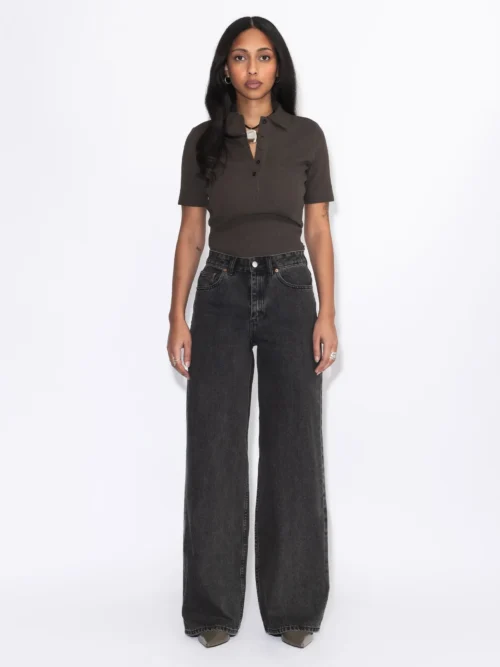 Το Rhue High Wide Jeans της DR. DENIM συνδυάζει τη διαχρονική denim αισθητική με μια σύγχρονη, χαλαρή σιλουέτα. Η