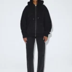 Το Aiden Zip Hoodie της DR. DENIM συνδυάζει τον minimal σχεδιασμό με την καθημερινή άνεση και το σύγχρονο streetwear ύφος.