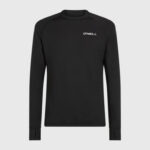 Το Men Baselayer Top είναι ένα διαχρονικό και λειτουργικό βασικό layer, σχεδιασμένο να εφαρμόζει άνετα και σταθερά στο σώμα. Η στενή γραμμή (Tight Fit) αγκαλιάζει το σώμα χωρίς να περιορίζει τις κινήσεις, ενώ η κλασική στρογγυλή λαιμόκοψη προσφέρει διακριτική και ευέλικτη εμφάνιση.