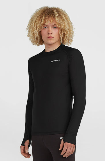 Το Men Baselayer Top είναι ένα διαχρονικό και λειτουργικό βασικό layer, σχεδιασμένο να εφαρμόζει άνετα και σταθερά στο σώμα. Η στενή γραμμή (Tight Fit) αγκαλιάζει το σώμα χωρίς να περιορίζει τις κινήσεις, ενώ η κλασική στρογγυλή λαιμόκοψη προσφέρει διακριτική και ευέλικτη εμφάνιση.