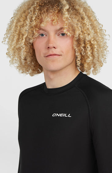 Το Men Baselayer Top είναι ένα διαχρονικό και λειτουργικό βασικό layer, σχεδιασμένο να εφαρμόζει άνετα και σταθερά στο σώμα. Η στενή γραμμή (Tight Fit) αγκαλιάζει το σώμα χωρίς να περιορίζει τις κινήσεις, ενώ η κλασική στρογγυλή λαιμόκοψη προσφέρει διακριτική και ευέλικτη εμφάνιση.