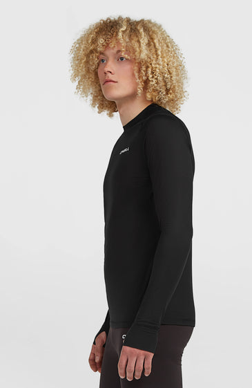 Το Men Baselayer Top είναι ένα διαχρονικό και λειτουργικό βασικό layer, σχεδιασμένο να εφαρμόζει άνετα και σταθερά στο σώμα. Η στενή γραμμή (Tight Fit) αγκαλιάζει το σώμα χωρίς να περιορίζει τις κινήσεις, ενώ η κλασική στρογγυλή λαιμόκοψη προσφέρει διακριτική και ευέλικτη εμφάνιση.