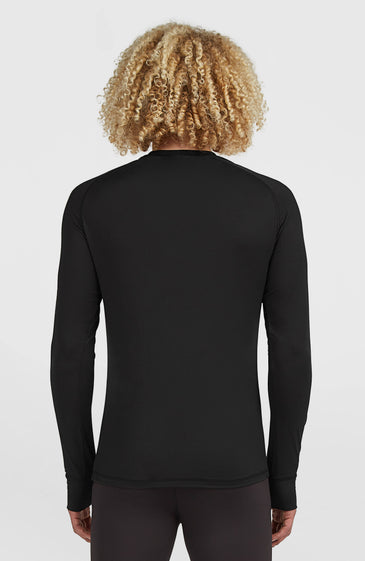 Το Men Baselayer Top είναι ένα διαχρονικό και λειτουργικό βασικό layer, σχεδιασμένο να εφαρμόζει άνετα και σταθερά στο σώμα. Η στενή γραμμή (Tight Fit) αγκαλιάζει το σώμα χωρίς να περιορίζει τις κινήσεις, ενώ η κλασική στρογγυλή λαιμόκοψη προσφέρει διακριτική και ευέλικτη εμφάνιση.