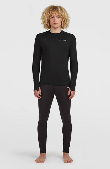 Το Men Baselayer Top είναι ένα διαχρονικό και λειτουργικό βασικό layer, σχεδιασμένο να εφαρμόζει άνετα και σταθερά στο σώμα. Η στενή γραμμή (Tight Fit) αγκαλιάζει το σώμα χωρίς να περιορίζει τις κινήσεις, ενώ η κλασική στρογγυλή λαιμόκοψη προσφέρει διακριτική και ευέλικτη εμφάνιση.