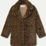 Εντυπωσιακό παλτό από συνθετική γούνα με animal print, από την Compañía Fantástica, που χαρίζει δυναμικό χαρακτήρα και ξεχωριστό στυλ σε κάθε εμφάνιση.