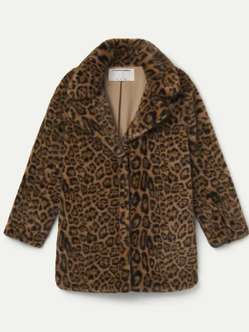 Εντυπωσιακό παλτό από συνθετική γούνα με animal print, από την Compañía Fantástica, που χαρίζει δυναμικό χαρακτήρα και ξεχωριστό στυλ σε κάθε εμφάνιση.