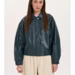 Μοντέρνο γυναικείο jacket σε πετρόλ μπλε απόχρωση, με λεία υφή και όψη δέρματος, που χαρίζει σύγχρονο και ιδιαίτερο χαρακτήρα σε κάθε εμφάνιση.