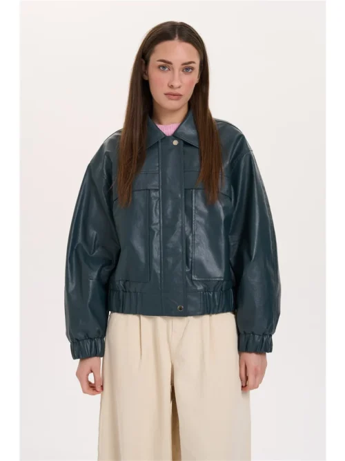 Μοντέρνο γυναικείο jacket σε πετρόλ μπλε απόχρωση, με λεία υφή και όψη δέρματος, που χαρίζει σύγχρονο και ιδιαίτερο χαρακτήρα σε κάθε εμφάνιση.