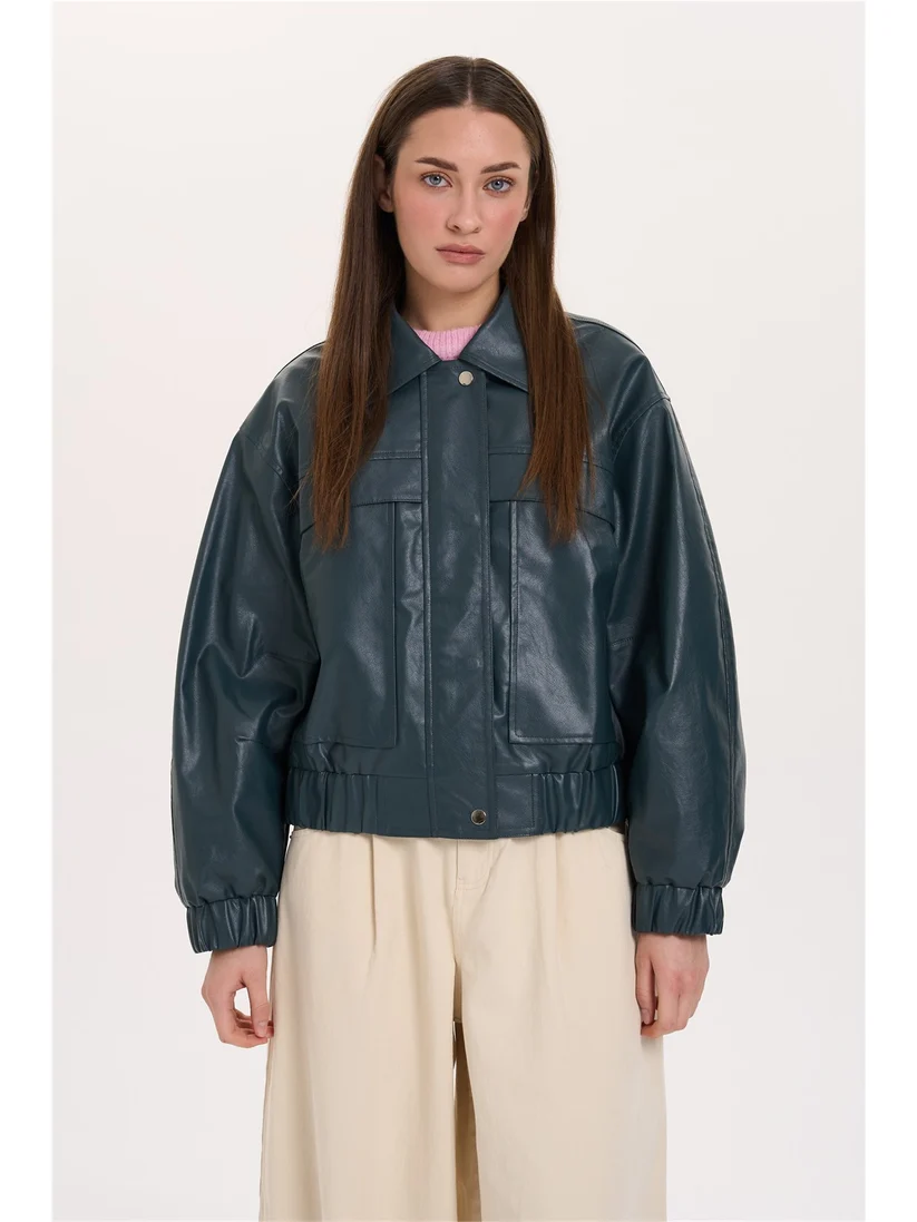 Μοντέρνο γυναικείο jacket σε πετρόλ μπλε απόχρωση, με λεία υφή και όψη δέρματος, που χαρίζει σύγχρονο και ιδιαίτερο χαρακτήρα σε κάθε εμφάνιση.